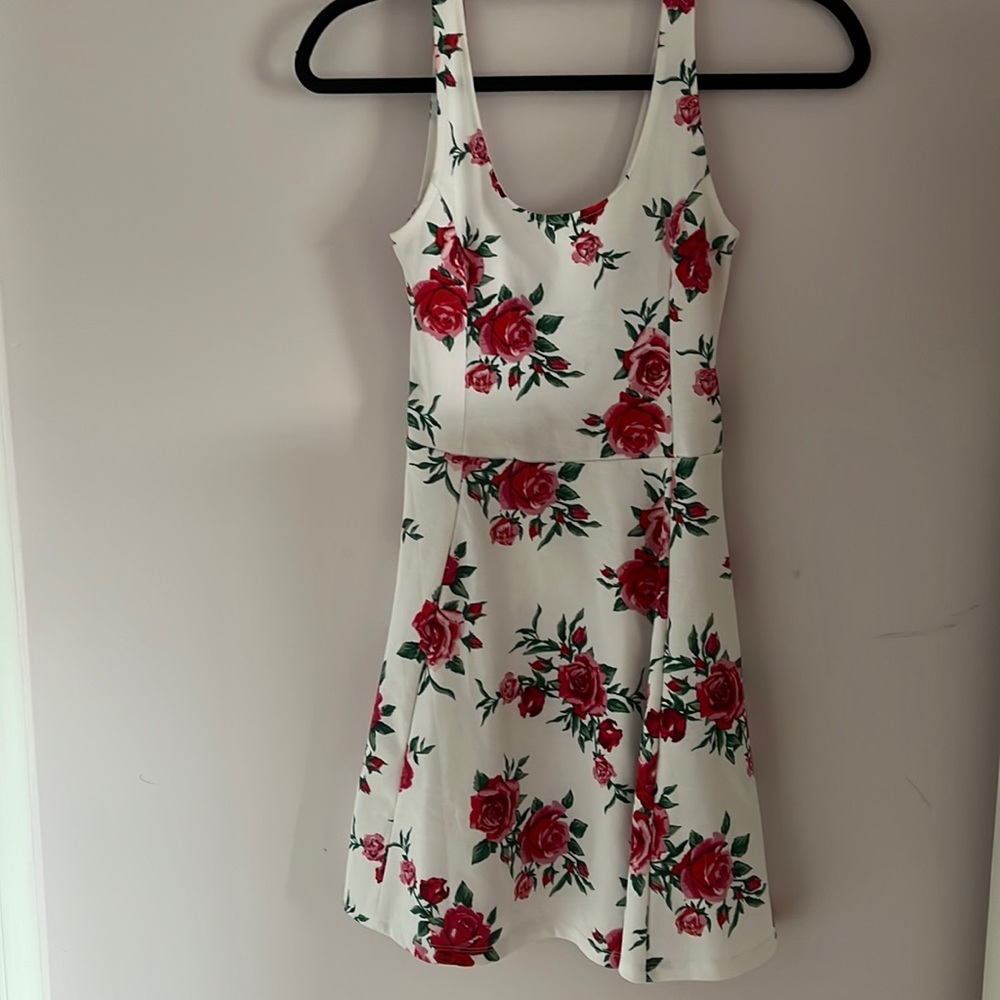 H&M Casual and comfortable white floral dress